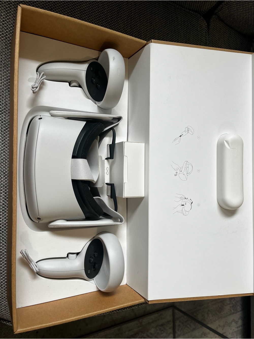 NWOT Oculus Quest 2 White Standalone VR Headset with White Controllers